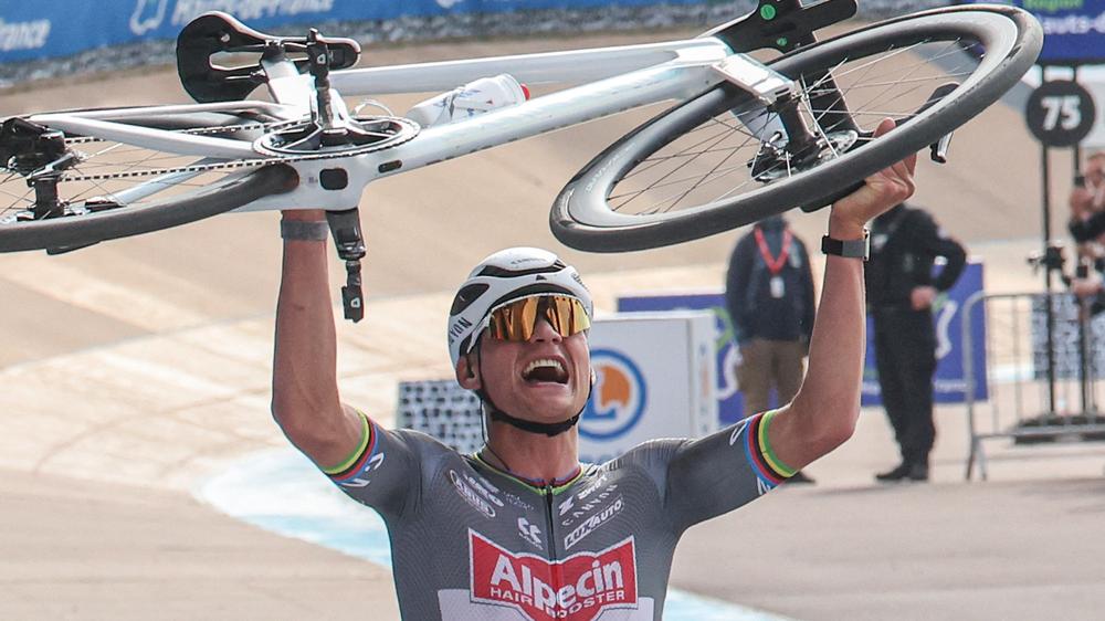 Radrennen: Mathieu van der Poel jubelt nach seinem Erfolg beim Radklassiker Paris-Roubaix in Nordfrankreich.
