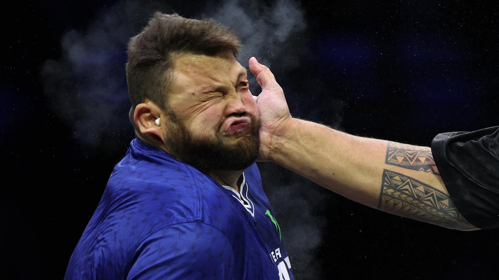 Power Slap: Der Slapfighter Danie van Heerden bekommt einen Schlag ab.
