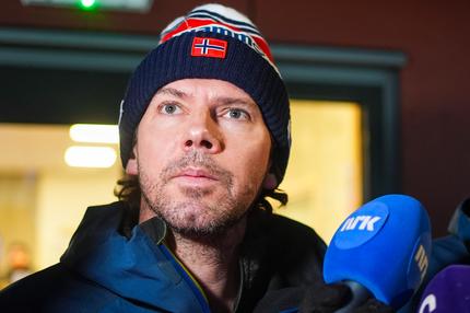 Manipulierte Anzüge: Ski-VM 2025 Trondheim 20250308. Hopplandslagets trener Magnus Brevig moter pressen i Granasen etter at to norske hoppere ble disket og anklaget for juks etter hoppkonkurranse i stor bakke for menn under ski-VM i Trondheim.
