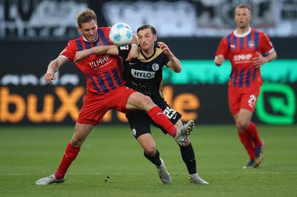 Bundesliga, Relegation: Tim Siersleben vom 1. FC Heidenheim (l.) befindet sich im Zweikampf mit Lukas Petkov (SV Elversberg) im Hinspiel der Bundesliga-Relegation.