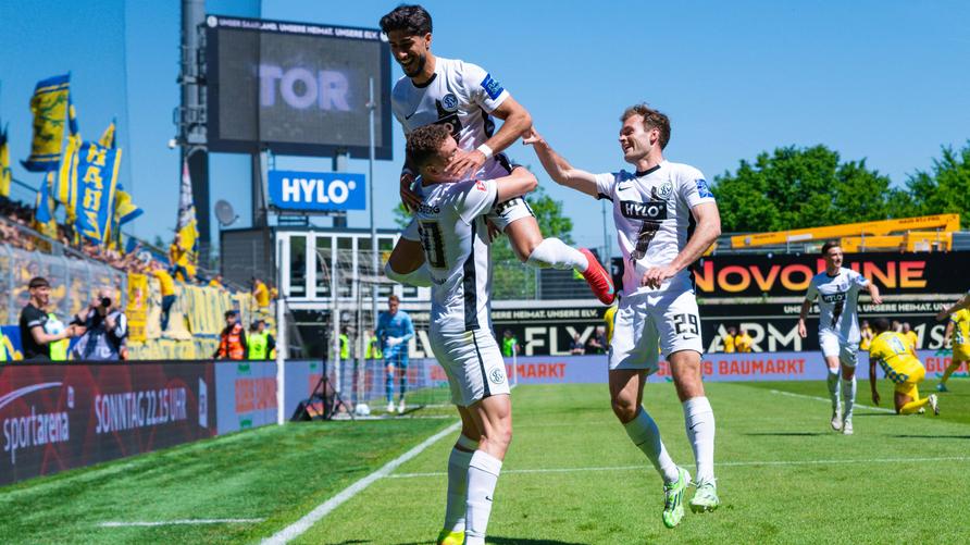 SV Elversberg: Szene aus dem Spiel Elversberg gegen Braunschweig an der Kaiserlinde: Fisnik Asllani (unten), Muhammed Damar (oben) und Tom Zimmerschied bejubeln ein Tor.