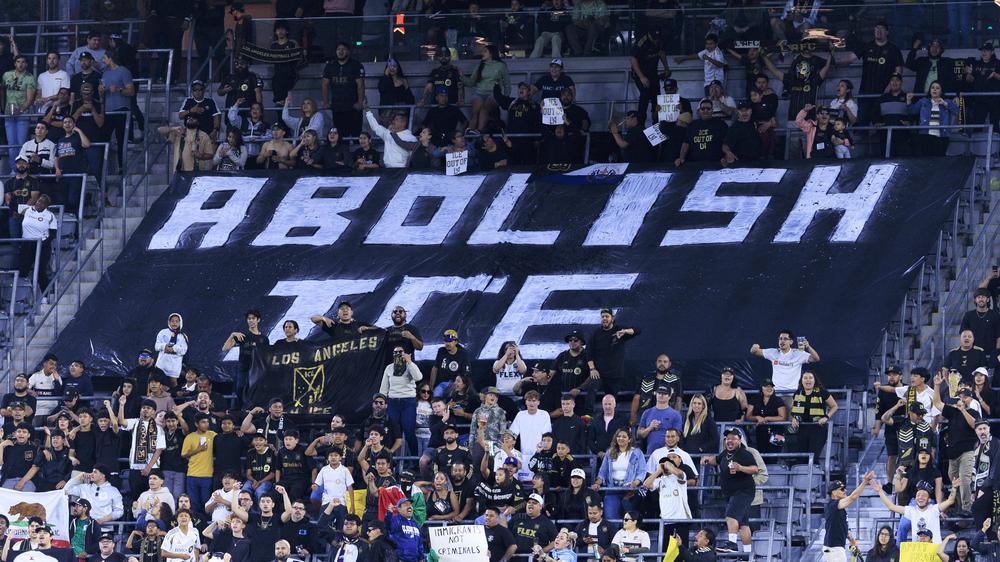 Fußball in den USA: "ICE abschaffen" – mit einem Banner protestierten Fans des Los Angeles FC gegen die Einwanderungsbehörde und Donald Trumps Politik.
