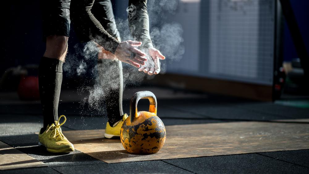 Gefährliche Sportarten: Gefährlich für den Rücken: Unsauber ausgeführte Übungen im Fitnessstudio