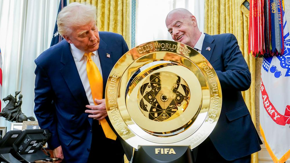 Um sicherzugehen, dass alle sich daran erinnern, wessen Idee das Turnier war, hat Fifa-Präsident Gianni Infantino seine Unterschrift zweimal in den Pokal eingravieren lassen.