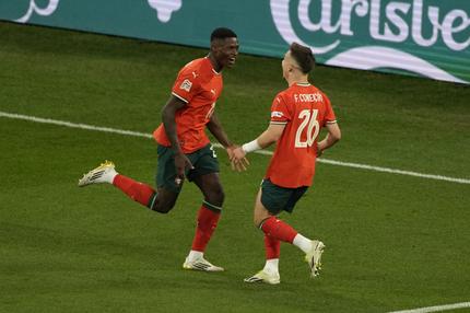 Fußball: Portugals Nuno Mendes, jubelt nach dem ersten Tor seiner Mannschaft gegen Spanien während des Finalspiels der Nations League zwischen Portugal und Spanien.
