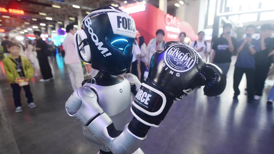 Robotik: Besucher hatten einen „Boxkampf“ mit dem humanoiden Roboter UNITREE G1, der gerade an der Mecha-Kampfarena der „CMG World Robot Competition Series“ auf dem 21. China International Cartoon & Animation Festival in Hangzhou, Provinz Zhejiang, China, am 29. Mai 2025 teilgenommen hatte.