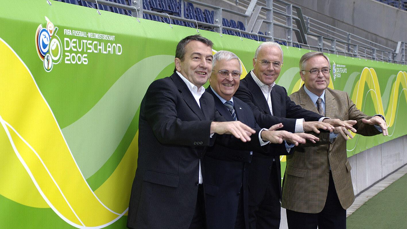 Sommermärchen-Prozess: Das Präsidium des Organisationskomitees für die Fußballweltmeisterschaft 2006 in Deutschland: Vizepräsident Wolfgang Niersbach, Vizepräsident Theo Zwanziger, Präsident Franz Beckenbauer und der 1. Vizepräsident Horst R. Schmidt im Frankfurter Waldstadion