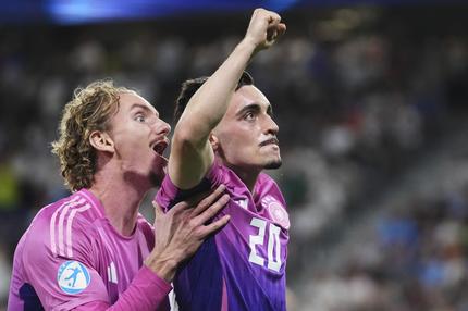 Fussball-U21-EM: Deutschlands Paul Nebel (r) jubelt mit Teamkollege Nick Woltemade über seinen Treffer zum 2:2 im Finale der U21-Europameisterschaft.