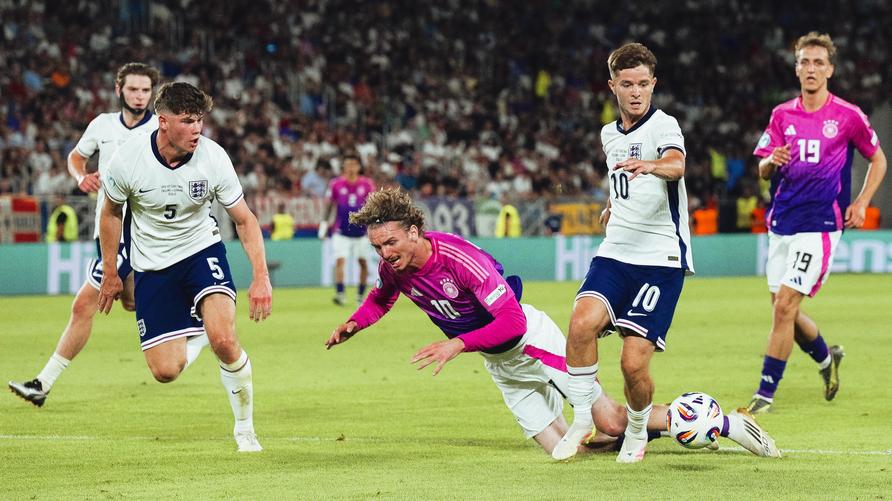 Finale der U21-EM: Fußball, U21 Männer: EM, England - Deutschland, Finalrunde, Finale, Deutschlands Nick Woltemade (M) in Aktion gegen Englands Spieler Charlie Cresswell (vorne l) und James McAtee (2.v.r).