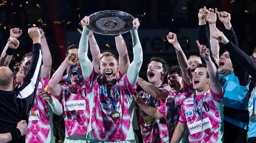 Füchse Berlin: Zweifacher Welthandballer und nun Deutscher Meister mit den Füchsen Berlin: Matthias Gidsel (mit Schale).