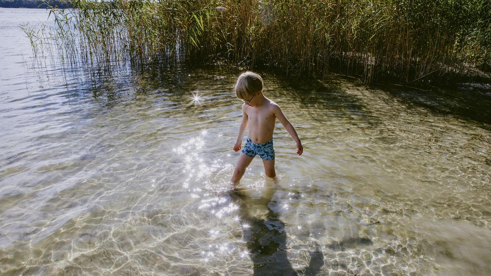 Badeunfälle: Ein Problem ist laut Rettungsschwimmer Neiße, dass Eltern am Handy hängen, statt auf ihre Kinder im Wasser zu achten.