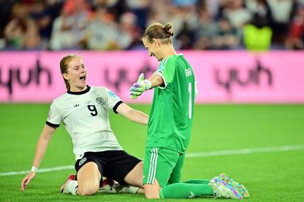Fußball-EM 2025: Deutschlands Sjoeke Nüsken (links) und Deutschlands Torhüterin Ann-Katrin Berger jubeln über den Sieg im Viertelfinale der Fußball-EM gegen Frankreich.