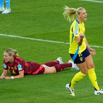 Deutschland – Schweden: Rebecca Knaak wie die deutsche Mannschaft: am Boden. Stina Blackstenius hingegen freut sich über ihr Tor.