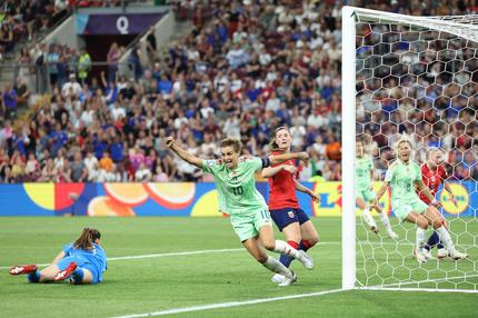 Fußball-EM 2025: Cristiana Girelli aus Italien jubelt nach dem ersten Tor ihrer Mannschaft im Viertelfinalspiel der UEFA Women's EURO 2025 zwischen Norwegen und Italien im Stade de Genève am 16. Juli 2025 in Genf, Schweiz.