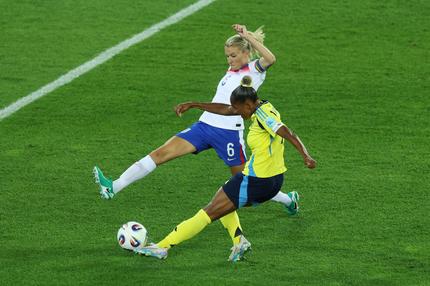 Fußball-EM 2025: Madelen Janogy aus Schweden schießt unter dem Druck von Leah Williamson aus England während des Viertelfinalspiels der UEFA Women's EURO 2025 zwischen Schweden und England im Stadion Letzigrund am 17. Juli 2025 in Zürich, Schweiz.