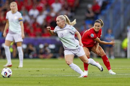Eröffnungsspiel der Fußball-EM: Thea Bjelde aus Norwegen jagt den Ball während des Spiels der UEFA Womens EURO 2025 Gruppe A zwischen der Schweiz und Norwegen im St. Jakob-Park am 2. Juli 2025 in Basel, Schweiz.