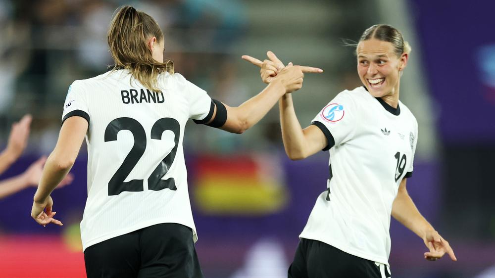 Fußballnationalmannschaft: Jule Brand und Klara Bühl, die deutschen Erfolgsgarantinnen gegen Polen