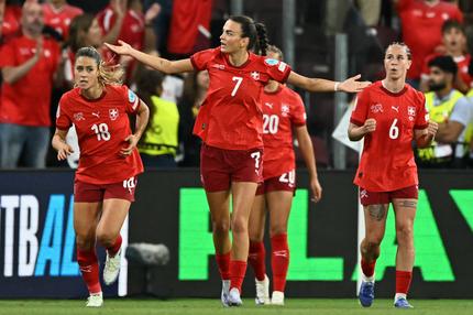 Fußball-EM 2025: Switzerland's midfielder #07 Riola Xhemaili celebrates with teammates after scoring her team's first goal during the UEFA Women's Euro 2025 Group A football match between Finland and Switzerland at the Stade de Geneve in Geneva, on July 10, 2025. (Photo by Fabrice COFFRINI / AFP) (Photo by FABRICE COFFRINI/AFP via Getty Images)