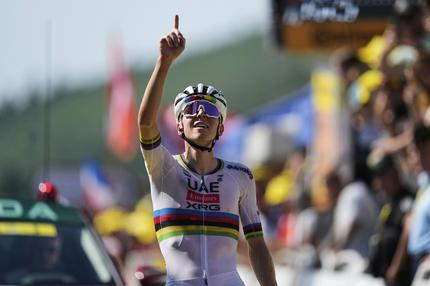 Tour de France: Radsport: UCI WorldTour - Tour de France, Auch - Hautacam (180,60 km), 12. Etappe. Der Slowene Tadej Pogacar überquert die Ziellinie und gewinnt die zwölfte Etappe der Tour de France. +++ dpa-Bildfunk +++