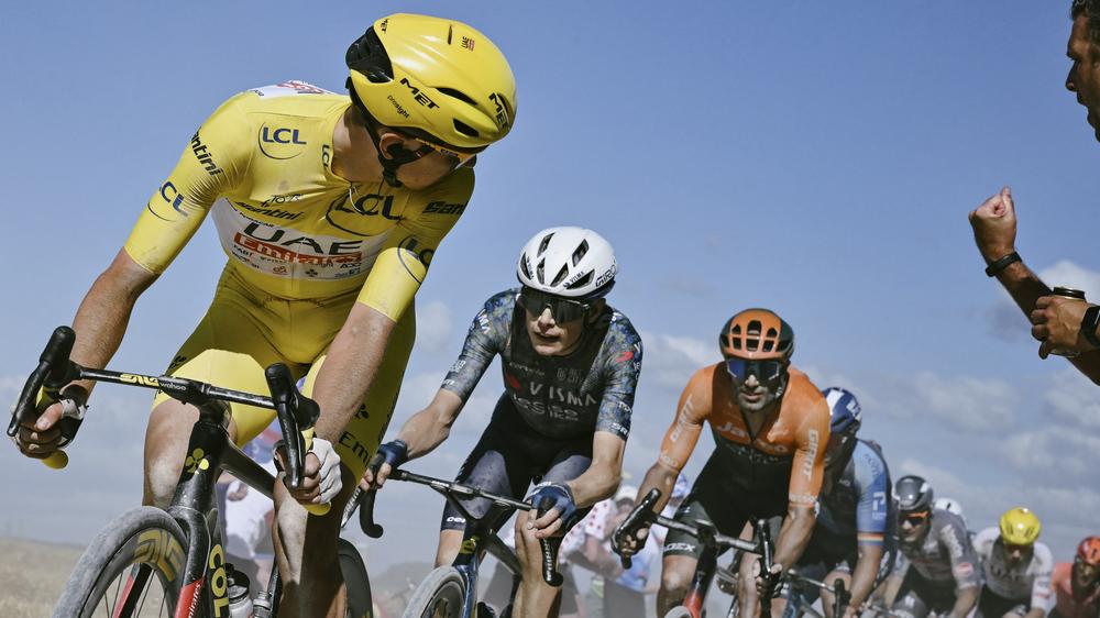 Tour de France: Der Slowene Tadej Pogačar im Gelben Trikot bei der Tour de France 2024, hinter ihm Jonas Vingegaard aus Dänemark (weißer Helm) – die beiden gehören zu den Topfavoriten in diesem Jahr, mit klarem Vorteil für Pogačar.