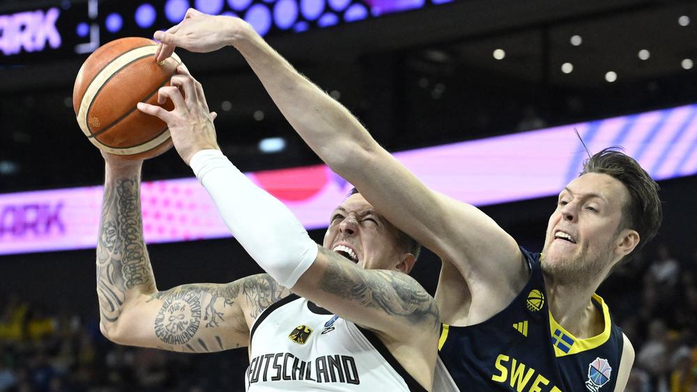 Basketball-EM: Daniel Theis (links) und Nicholas Spires kämpfen um den Ball. Die deutschen Basketballer gewinnen ihr EM-Vorrundenspiel gegen Schweden deutlich.