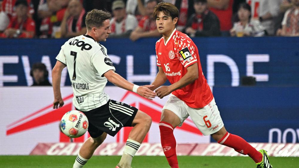 Conference League: Der Mainzer Kaishu Sano und sein Gegner Simen Bolkan Nordli von Rosenborg Trondheim im Duell um den Ball