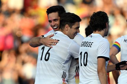 Hockey-EM: Hockey, Herren, EM, Deutschland - Spanien, Finalrunde, Halbfinale. Deutschlands Gonzalo Peillat (l) bejubelt sein Tor zum 1:0 mit Lukas Windfeder (hinten). Daneben geht Deutschlands Johannes Große (r).