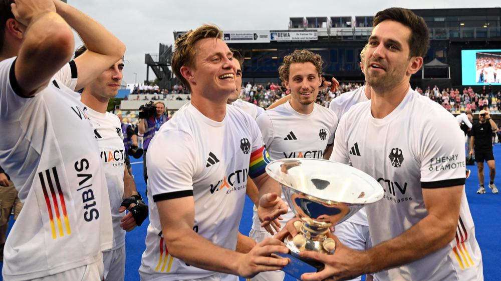 Hockey-EM: Mats Grambusch (links) mit dem EM-Pokal