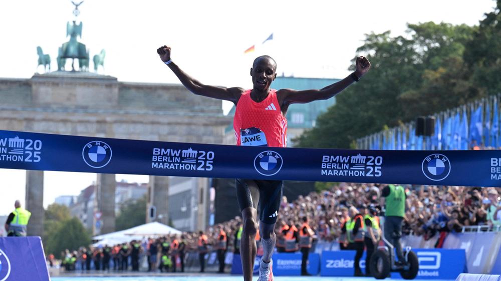Marathon: Sabastian Sawe überquerte beim Berlin-Marathon als Erster die Ziellinie.