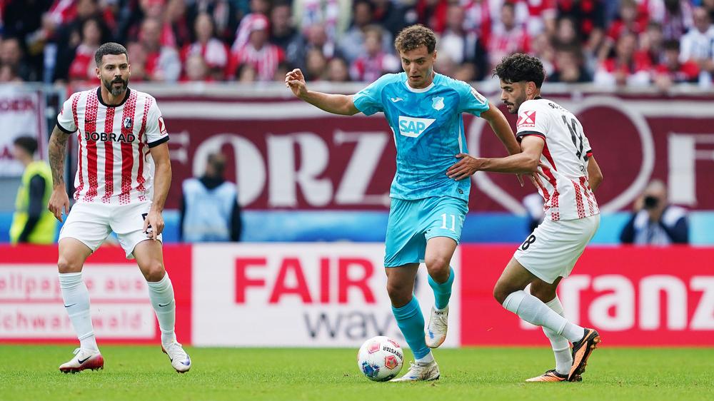 Bundesliga, 5. Spieltag – Sonntag: Fisnik Asllani und Freiburgs Eren Dinkci kämpfen um den Ball. Der Hoffenheimer Stürmer erzielte den Treffer zum 1:1.