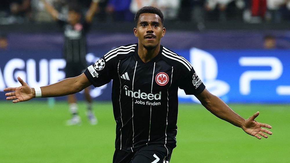 Champions League: Ansgar Knauff schießt gegen Galatasaray Istanbul das fünfte Tor für Frankfurt.