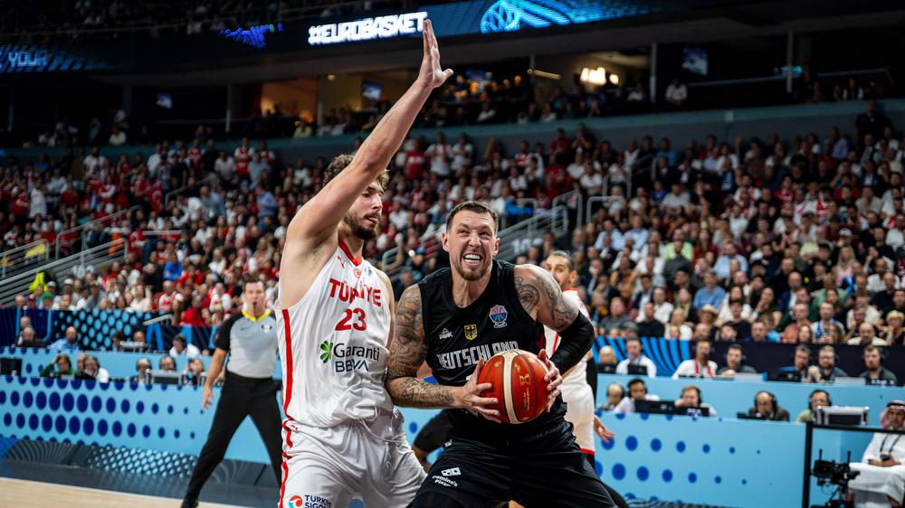  Der deutsche Basketballer Daniel Theis im Zweikampf gegen den türkischen Spieler Alperen Şengün – am Ende siegten die Deutschen.