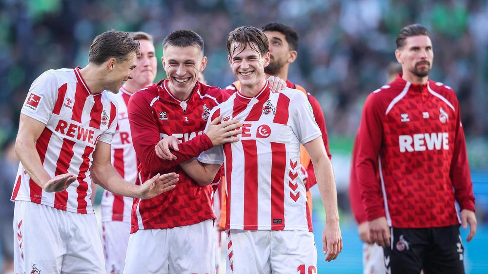 Bundesligarückschau: Kamen aus dem Grinsen nicht mehr raus: die Kölner Spieler nach dem wilden 3:3 in Wolfsburg.