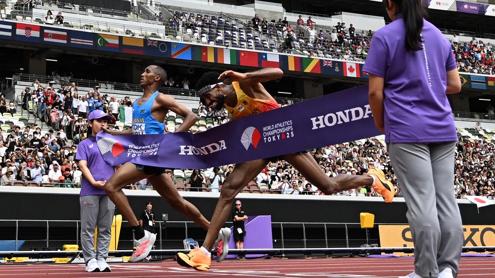 Amanal Petros (rechts) und Alphonce Simbu beim Marathon in Tokio.