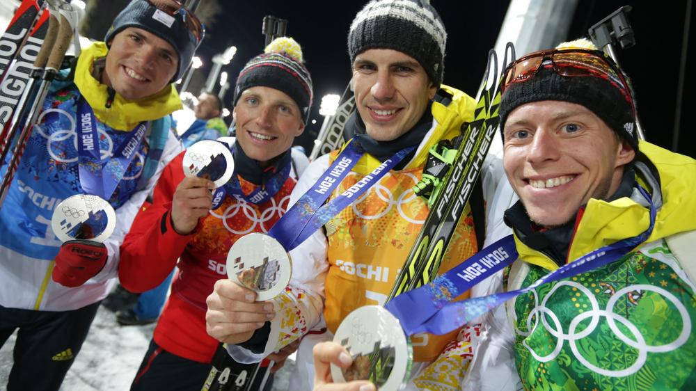 Olympische Winterspiele 2014: Simon Schempp, Erik Lesser, Arnd Peiffer and Daniel Böhm mit ihren Silbermedaillen: Nun bekommen sie nachträglich Gold.