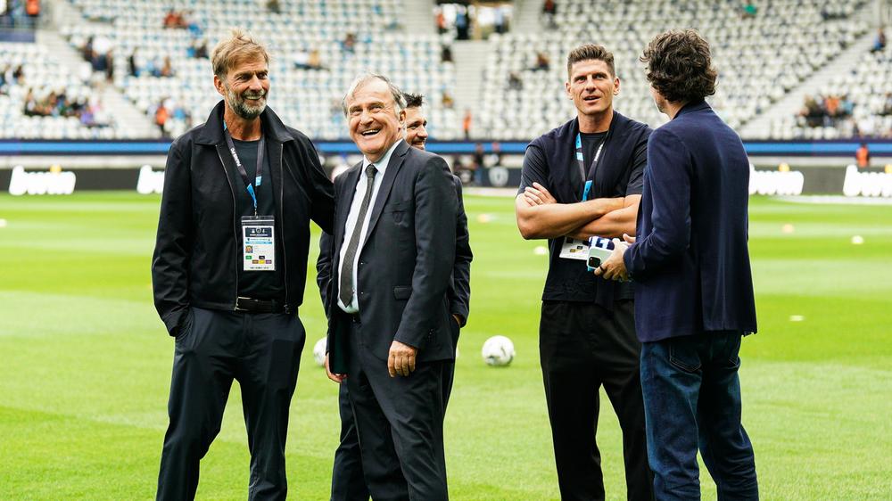 Paris FC: Meeting in Paris: Jürgen Klopp (l.) und Mario Gómez (2.v.r.) mit den Verantwortlichen vom PFC, darunter dem Eigentümer Antoine Arnault (r.).