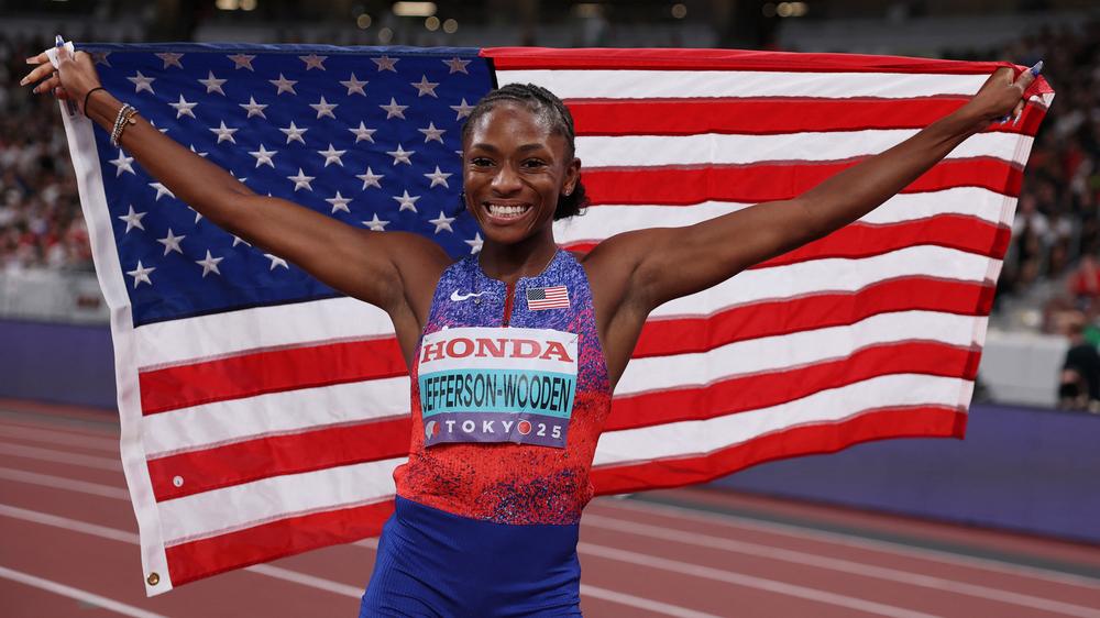  Die US-Amerikanerin Melissa Jefferson-Wooden feiert ihren Sieg über 100 Meter Sprint bei der Leichtathletik-WM in Japan.