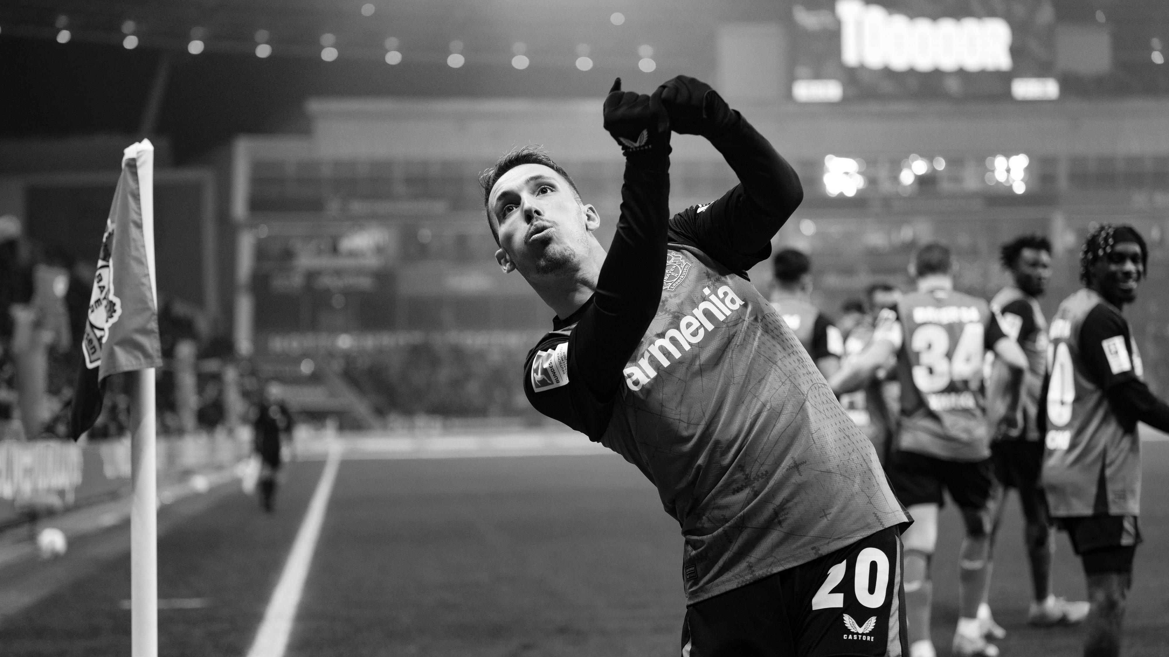 Ein gewohntes Bild aus der Fußball-Bundesliga: Kunstschütze (und Hobbygolfer) Alejandro Grimaldo bejubelt einen seiner Treffer.