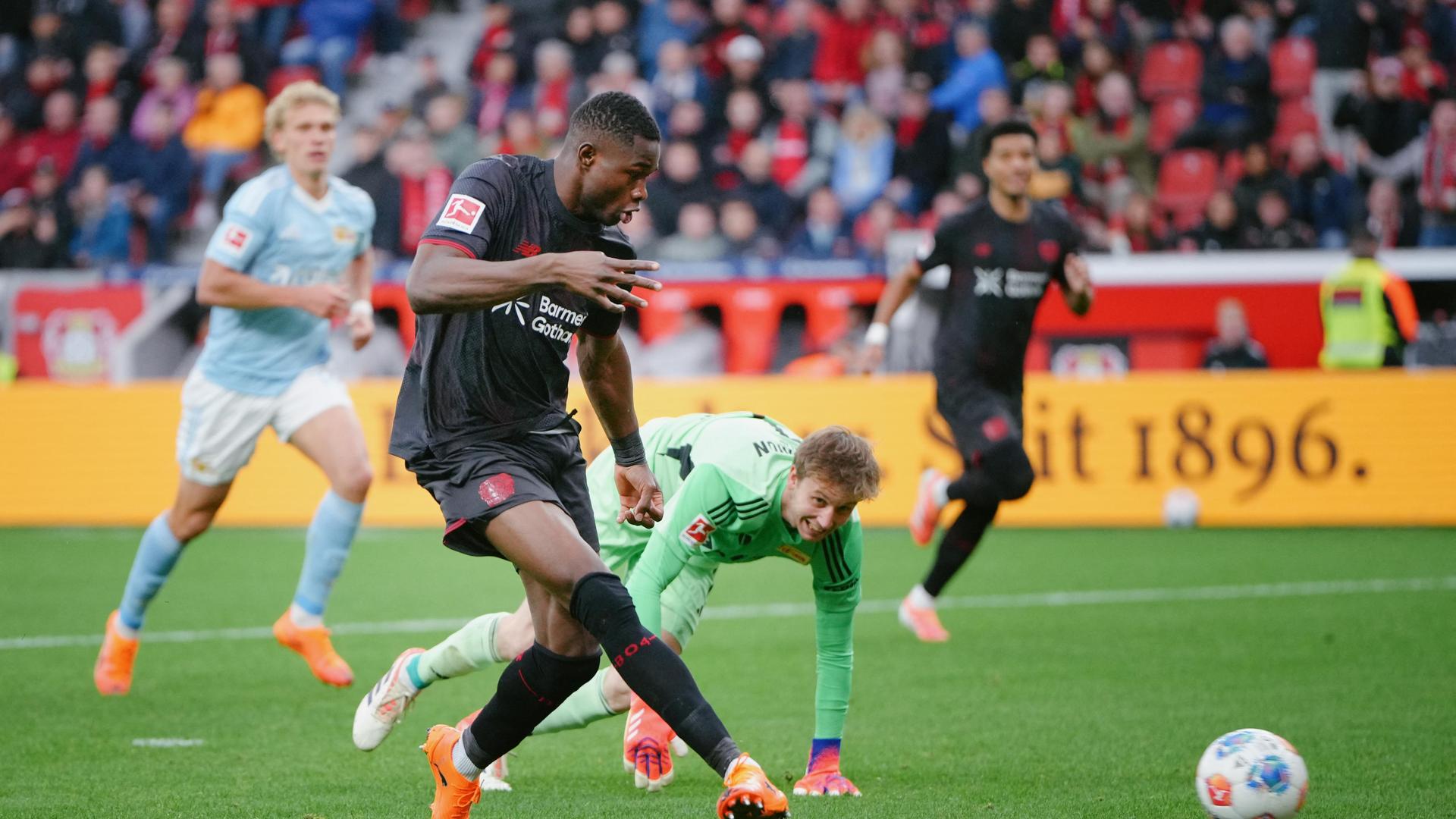 Bundesliga, 6. Spieltag – Samstag: Bayern besiegt Eintracht, Remis im Verfolgerduell