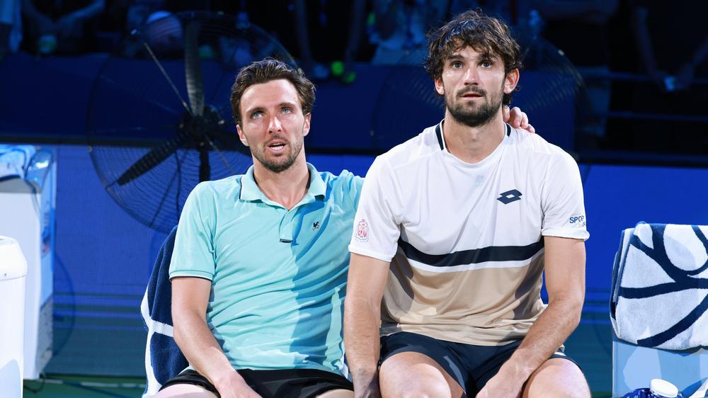 Tennis in Shanghai: Die Cousins Arthur Rinderknech (links) und Valentin Vacherot warten auf die Siegerehrung.
