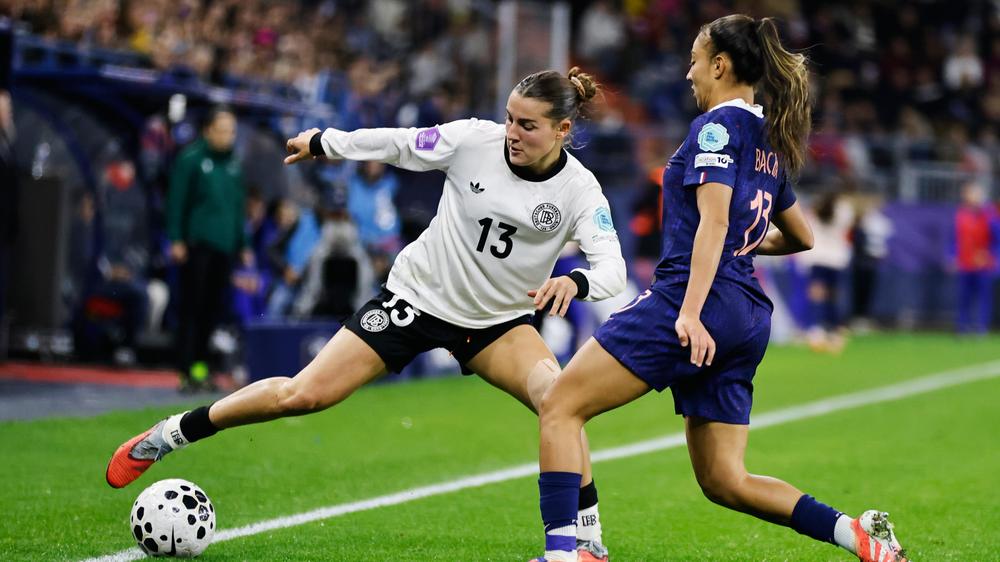 Women's Nations League: Deutschlands Carlotta Wamser im Zweikampf mit der Französin Selma Bacha in der Halbfinal-Rückrunde der Women's Nations League