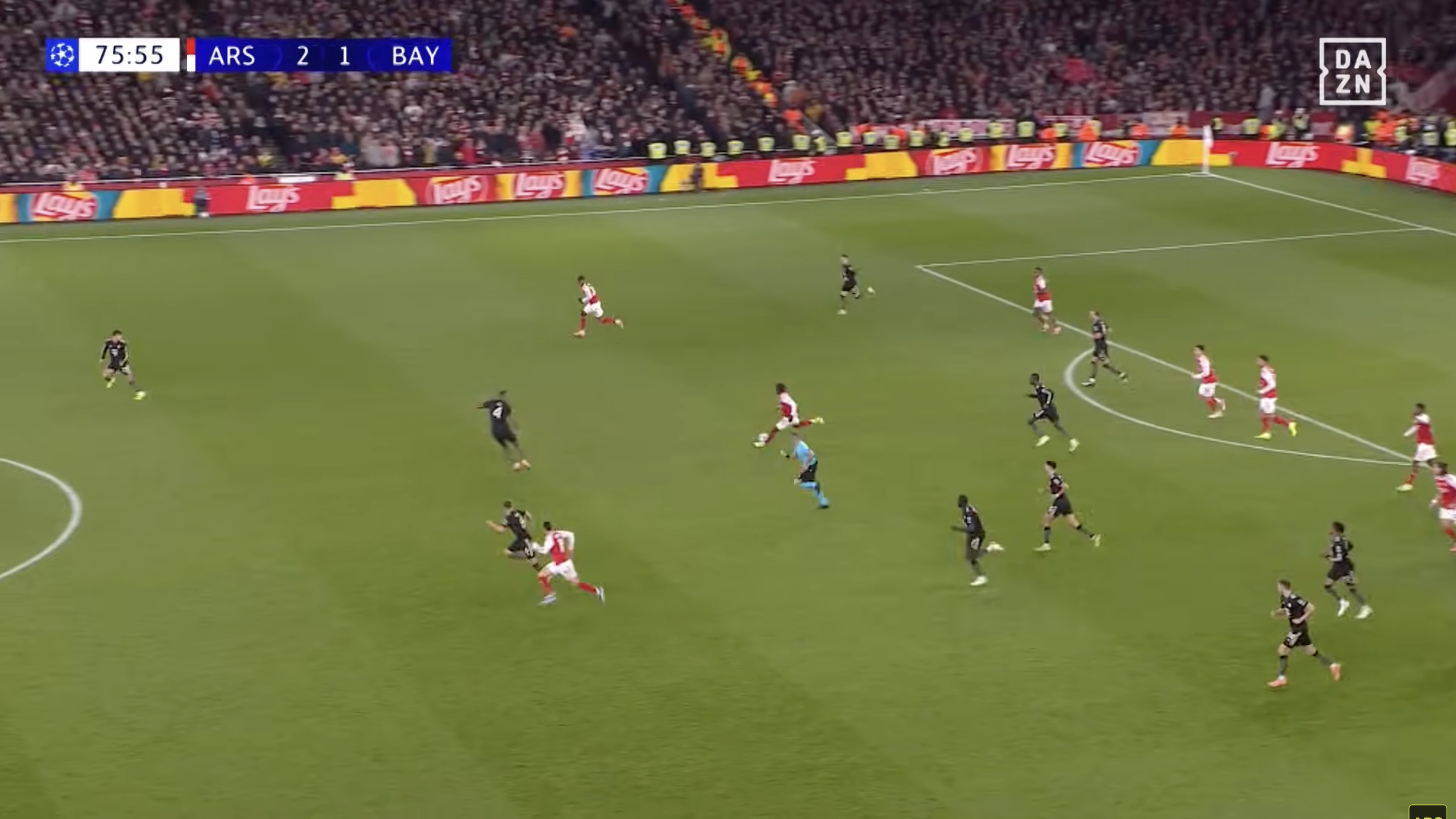 Manuel Neuer: Die Szene vor dem 3:1: Bayern hat seine Defensive entblößt. Joshua Kimmich steht als letzte Absicherung weit in des Gegners Hälfte, die Innenverteidiger sind aus dem Spiel.