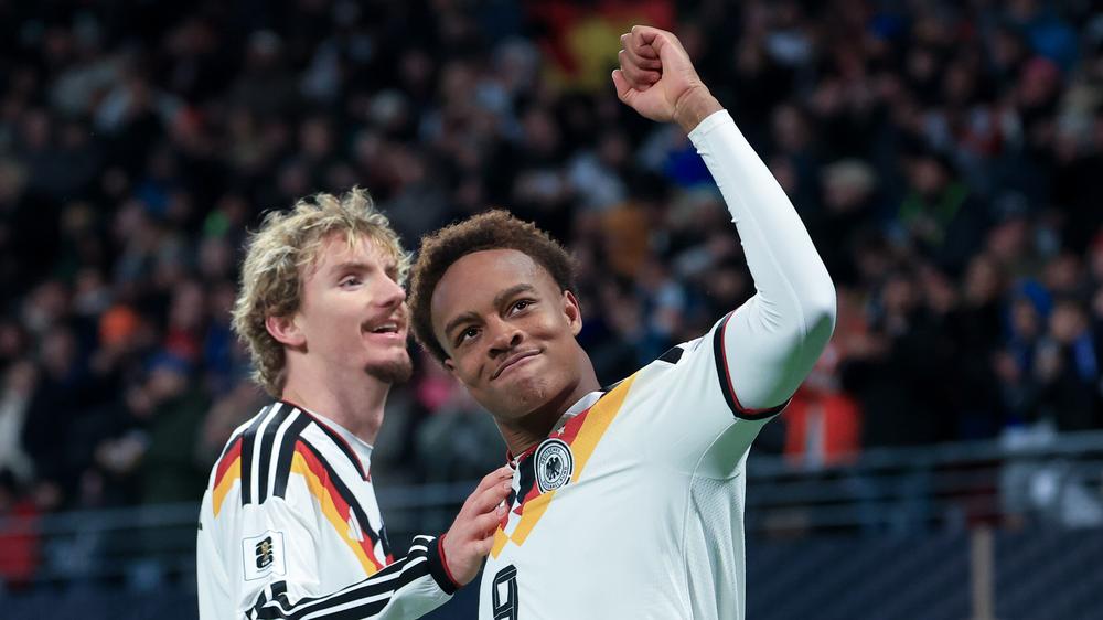 Nationalmannschaft: Assan Ouédraogo jubelt nach seinem Tor zum 6:0 mit Nick Woltemade.