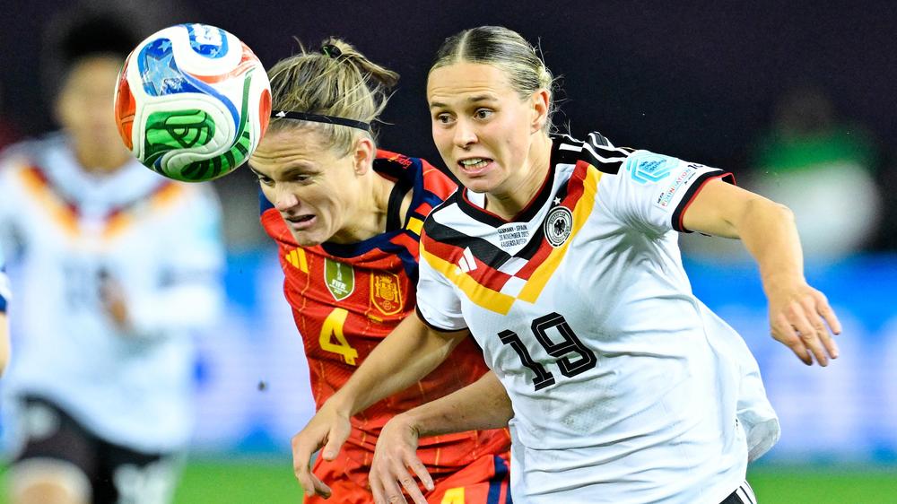 Deutschland in der Nations League: Die Deutsche Klara Bühl und Spaniens Irene Paredes kämpfen um den Ball.