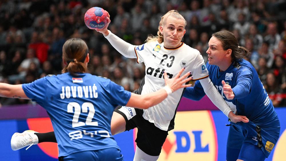 Handball-WM: Die deutschen Handballerinnen sicherten sich mit einem überzeugenden Sieg gegen Serbien den Gruppensieg.
