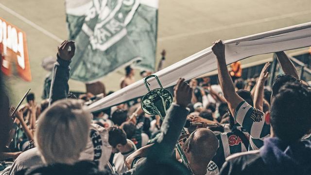 Kinder im Fußballstadion: "Papa, was singen die da?"