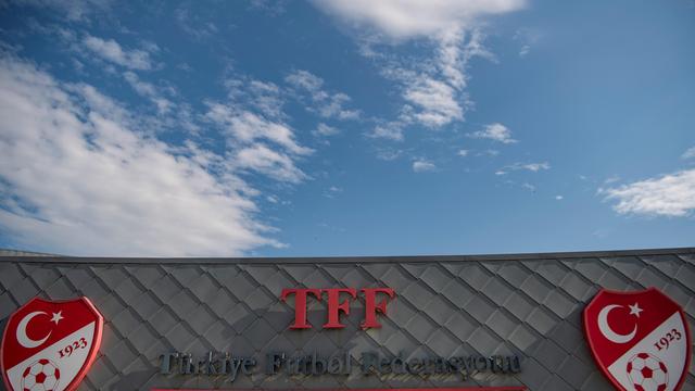 Wettskandal im türkischen Fußball: Türkischer Fußballverband sperrt fünf Schiedsrichter aus der Süp…