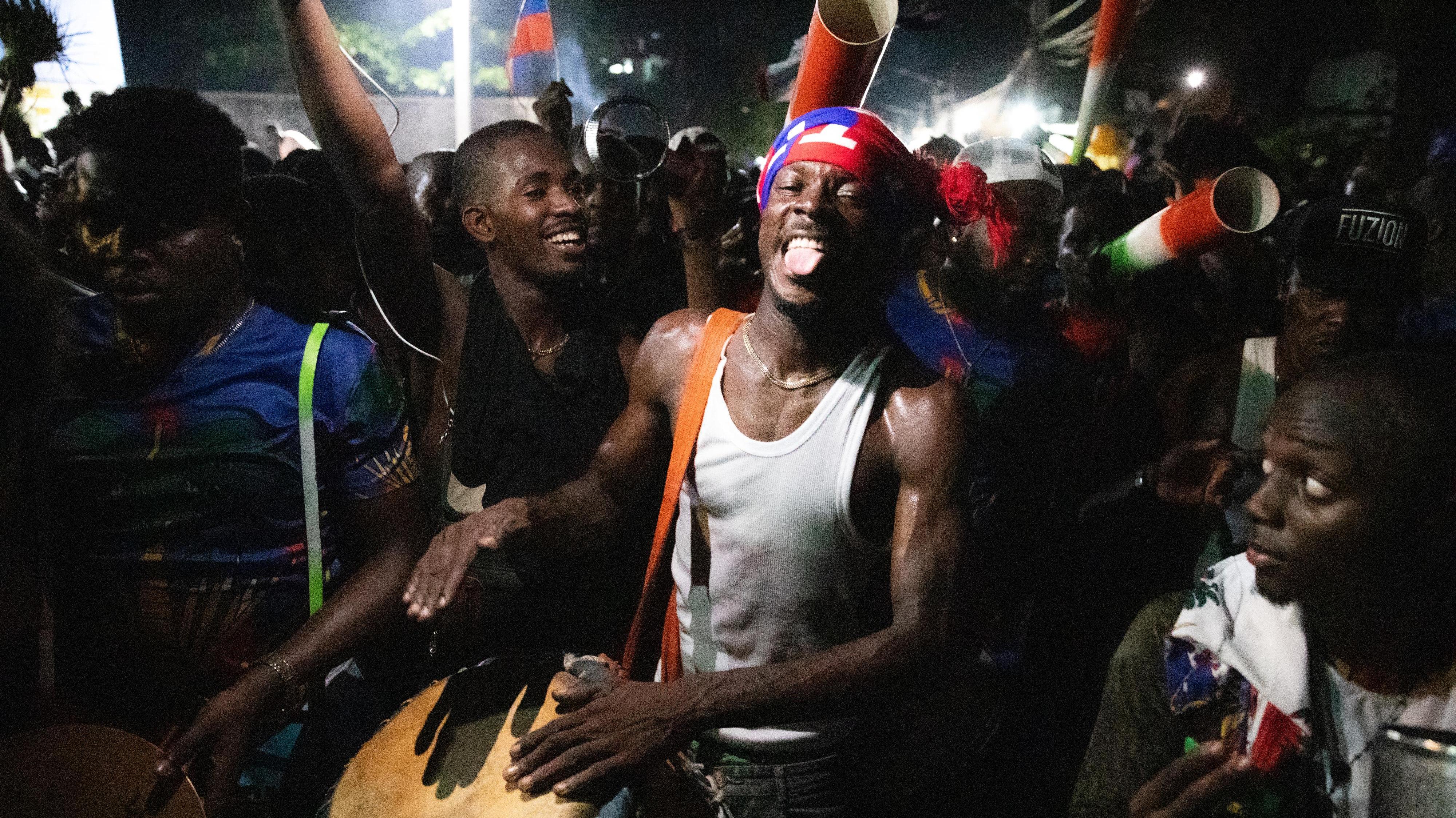 WM-Teilnehmer 2026: Fußballfans feiern in Port-au-Prince. Das entscheidende Spiel gegen Nicaragua musste Haiti wegen der Unruhen im Land in Curaçao austragen.