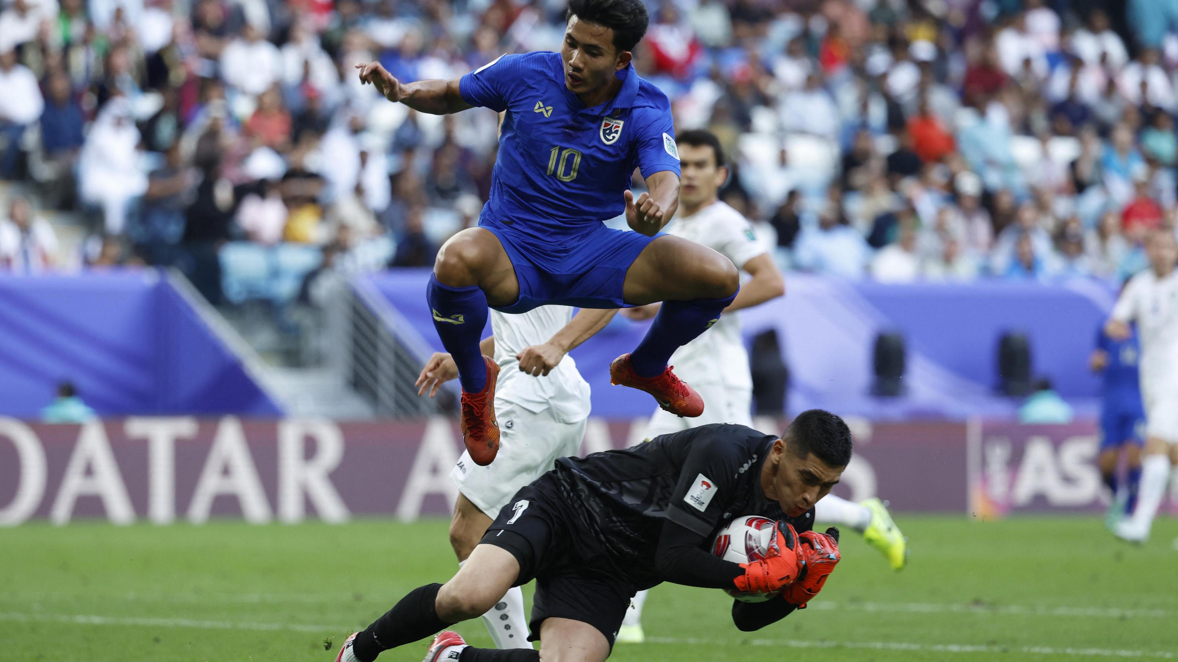 WM-Teilnehmer 2026: Utkir Yusupov bei einem Spiel Usbekistans gegen Thailand