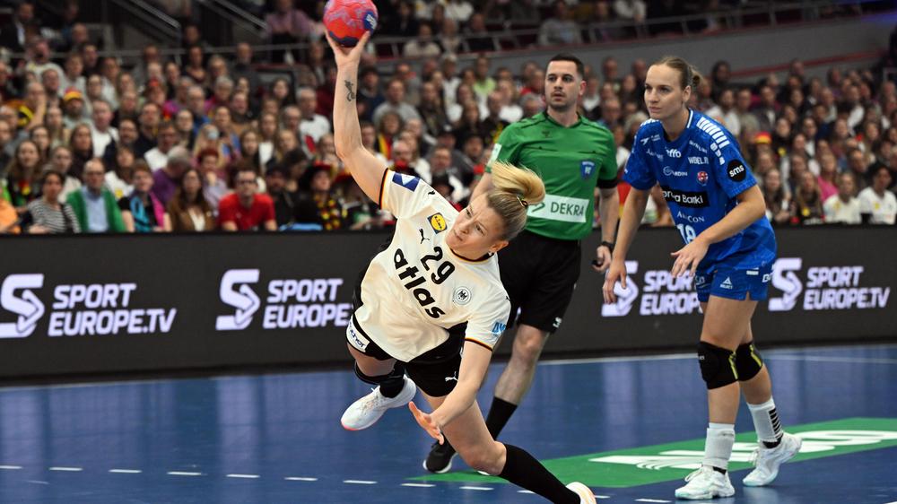 Handball-WM: Antje Döll wirft den Ball im Spiel zwischen Deutschland und Färöer bei der Handball-WM.